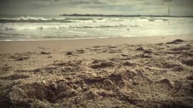 Vintage tarzı, dalgalar deniz, bulut ve martı, su surf, güneşli bir gün.