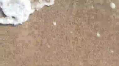 Bir sörf bacaklar üst, dalgalar deniz, bakışla biri su, güneşli gün Sudan uzak çalışır.