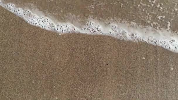 好的概念为一个提示 沙滩海岸的海滩冲刷波 视频与顶部 标题去水可以洗掉名字 — 图库视频影像