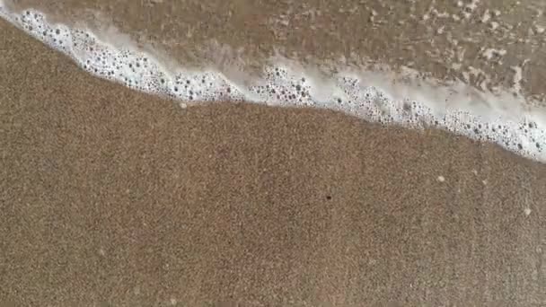 Le bon concept pour une prompte, côte de sable de la plage vague lavée, vidéo avec dessus. Les titres vont l'eau peut laver le nom .