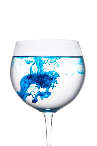 Colorazione alimentare diffusa in acqua all'interno dell'area bicchiere di vino per slogan o messaggi pubblicitari, sfondo bianco isolato . — Foto Stock