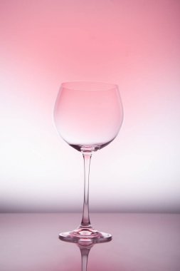Şarap cam renkli arka plan üzerinde boş.