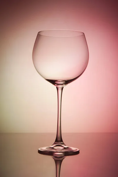 Sklenice na víno prázdné na barevné abstraktní pozadí. — Stock fotografie