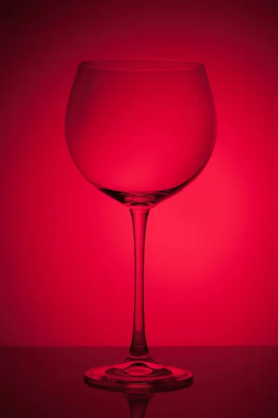 Sklenice na víno prázdné na barevné abstraktní pozadí. — Stock fotografie