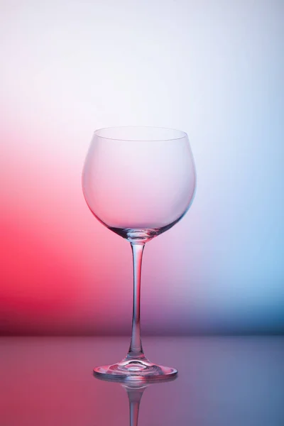 Bicchiere di vino bianco su sfondo astratto colorato . — Foto Stock