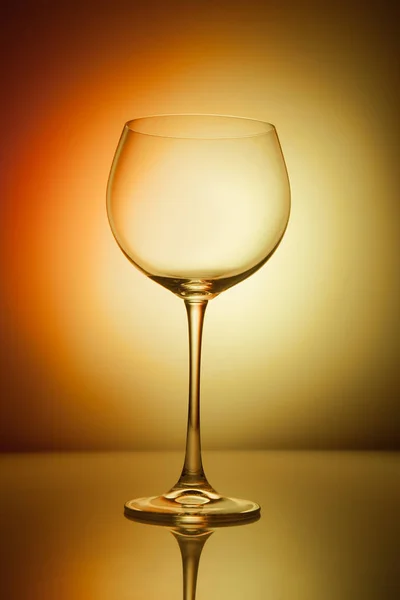 Bicchiere di vino bianco su sfondo astratto colorato . — Foto Stock