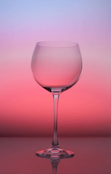 Glas vin tomt på färgglad abstrakt bakgrund. — Stockfoto