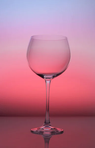 Copa de vino en blanco sobre fondo abstracto colorido . — Foto de Stock