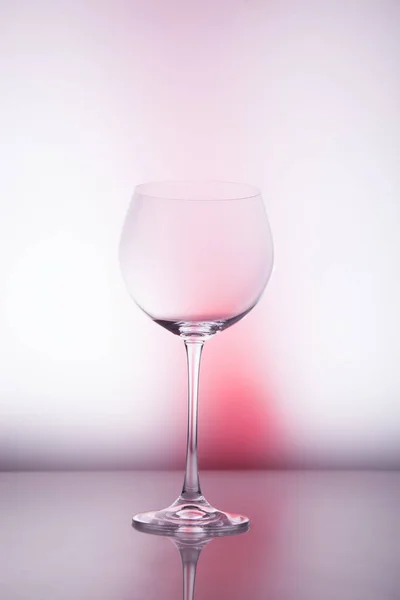 Bicchiere di vino bianco su sfondo astratto colorato . — Foto Stock