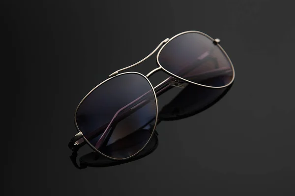 Zonnebril glazen vorm neerzet, metalen frame voor politie, piloten, spionnen, stijlvolle gradiënt met polariserende filter. — Stockfoto