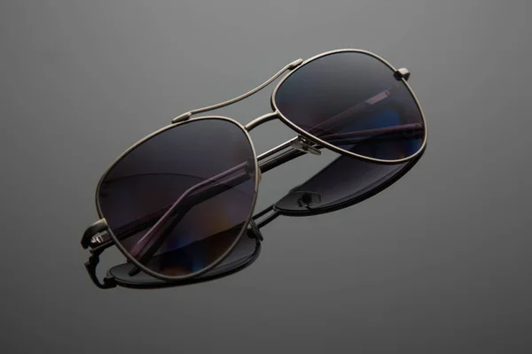 Sonnenbrille Form Tropfen, Metallrahmen für Polizei, Piloten, Spione, stilvoller Verlauf mit Polarisationsfilter. — Stockfoto