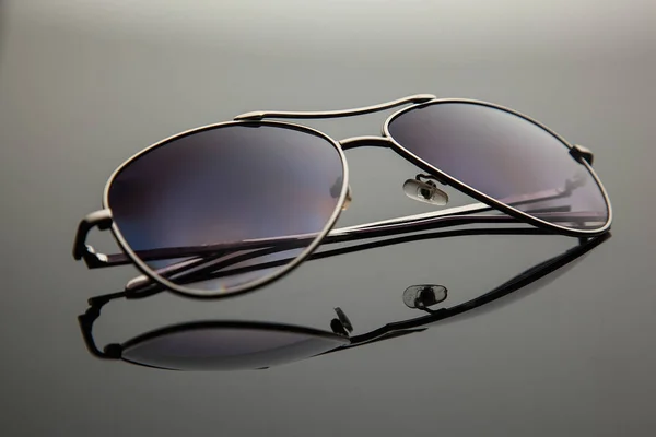 太阳镜眼镜形式下落, 金属框架为警察, 飞行员, 间谍, 时尚梯度与偏光过滤器. — 图库照片