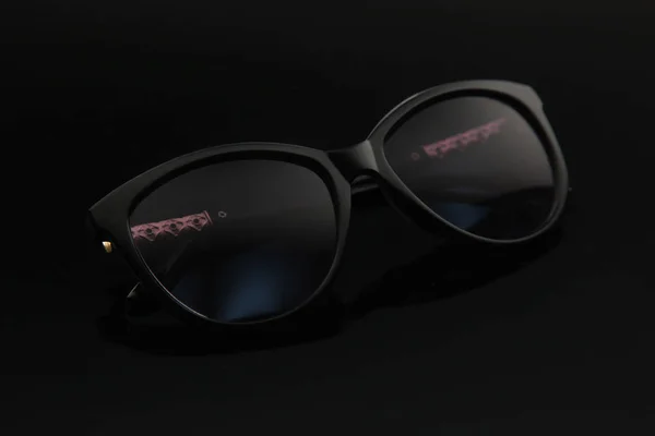 Módní brýle ženy, černý plast, zlaté zdobení na sprchy, stylový přechodu s polarizační filtr. — Stock fotografie