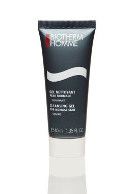 osmetics Cleansing jel 40ml. Erkekler için tonlama normal ciltler için. Beyaz arka plan üzerinde izole.