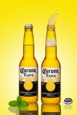Şişe taze bira, soğuk bira Corona ilave limon ve nane.