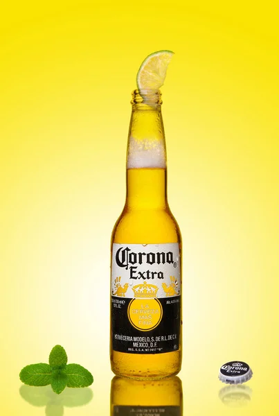 Láhev čerstvé pivo, točené pivo Corona Extra vápna a máty. — Stock fotografie