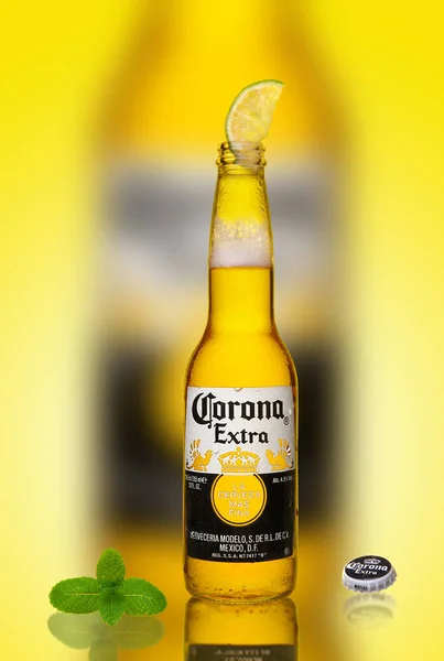 Botella de cerveza fresca, cerveza fría Corona Extra lima y menta . — Foto de Stock