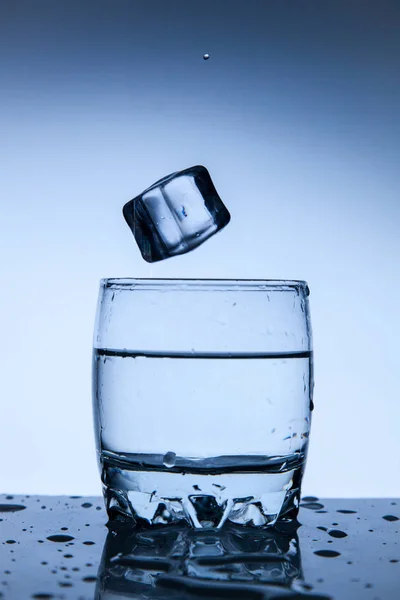 Een goed concept, een scheutje water schoon en transparant zijn voor de gezondheid. — Stockfoto
