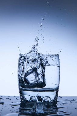 İyi bir kavram, su temiz ve sağlık için şeffaf bir sıçrama