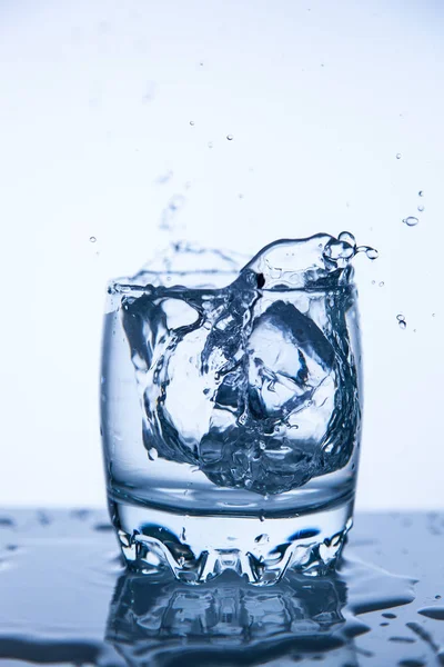 Een goed concept, een scheutje water schoon en transparant zijn voor de gezondheid. — Stockfoto