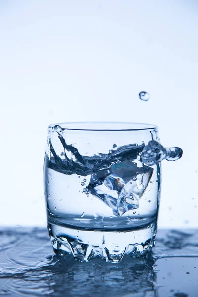 Een goed concept, een scheutje water schoon en transparant zijn voor de gezondheid. — Stockfoto