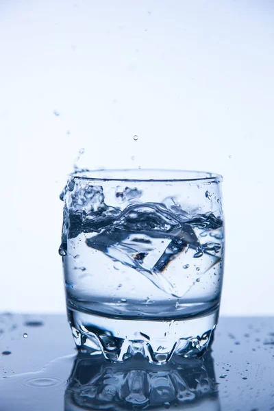 Egy jó koncepció, egy csobbanás a víz tiszta és átlátható, az egészségre. — Stock Fotó