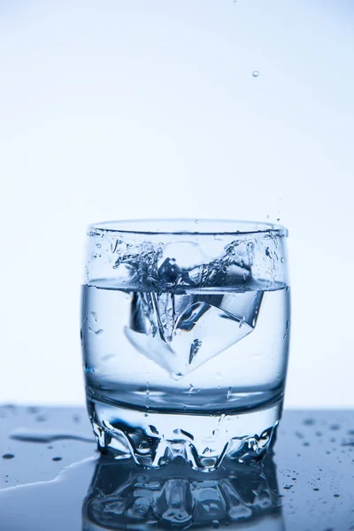 Een goed concept, een scheutje water schoon en transparant zijn voor de gezondheid. — Stockfoto