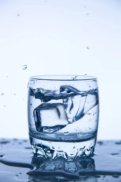 Een goed concept, een scheutje water schoon en transparant zijn voor de gezondheid. — Stockfoto