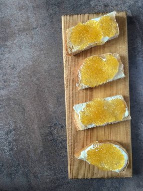 Lezzetli aperatif bir pike bir ahşap tahta üzerinde havyar ile.