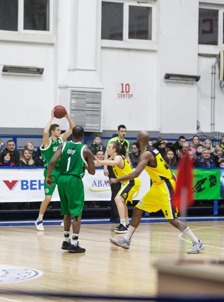 Basket sport i Ukraina, de aktiva ögonblicken i ett spel. — Stockfoto
