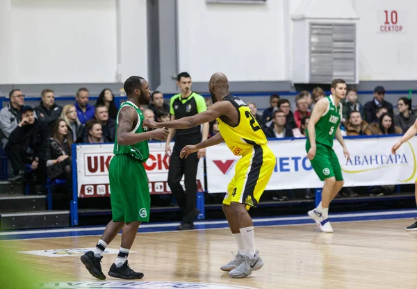 Deportes de baloncesto en Ucrania, los momentos activos de un juego . — Foto de Stock