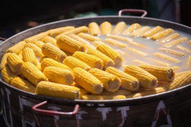 Lahana haşlanmış mısır yemek açık havada sıcak başkanları.