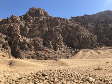 Manzara Sandy dağları, Mısır çölünde mavi gökyüzü..