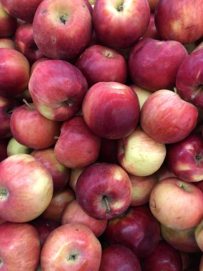 Mağazada kırmızı elma arkaplanı.