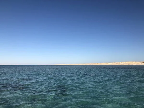 Paisaje de océano tropical con isla Tiran en olas de océano turquesa, cielo azul. Foto de vacaciones y viajes a Egipto . —  Fotos de Stock