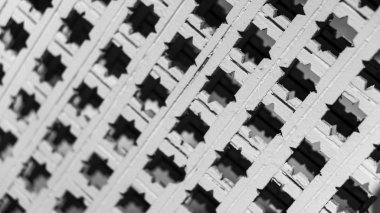 Doğu süsü desenli, beyaz bir ağaçta. Manzara duvarı veya Asya.