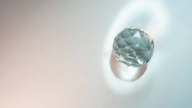 Beyaz zemin üzerinde ışık kırılması soyutlaması olan büyük bir kristal. Bir yazı ya da logo için çok yer var..