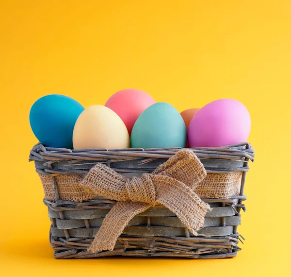 Velikonoční jarní sedmikrásky z větviček s pestrobarevnými vejci jsou symbolem křesťanské dovolené. — Stock fotografie