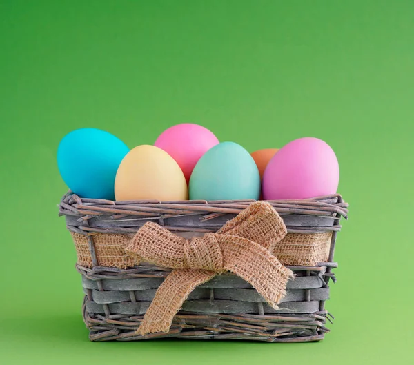 Osterblümchen aus Zweigen mit bunten Eiern ist ein Symbol für den christlichen Feiertag. — Stockfoto