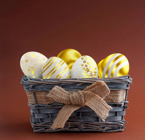 Osterfrühling Gänseblümchen aus Zweigen mit Eiern goldene Muster Symbol der christlichen Feiertag. — Stockfoto