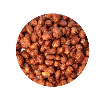 Karamelli fıstık, kahve ve çay için şekerleme, lezzetli bir kahvaltı. Beyaz bir arkaplanda izole edilmiş.