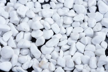 Doğal deniz çakıl taşlarının dokusu, beyaz yuvarlak taşlar, doğal desen reklam için iyi bir arka plan..