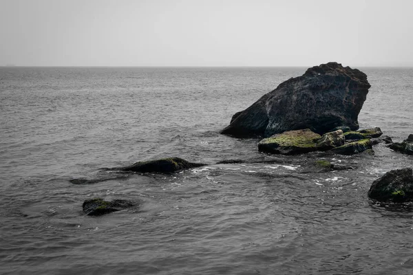 Θαλασσινός Βράχος Στο Νερό Φυσικό Υπόβαθρο Της Θαλάσσιας Φύσης Κύματα — Φωτογραφία Αρχείου