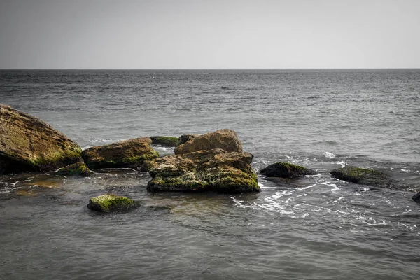 Seascape Skála Vodě Přírodní Pozadí Mořské Přírody Vlny Omývají Velké — Stock fotografie