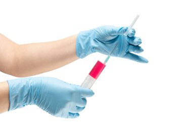 Sıvı şırınganın kırmızı aşı olduğu güvenli mavi eldivenli bir doktorun kadın elleri, hastalığın tedavisi. Beyaz arkaplanda izole et.