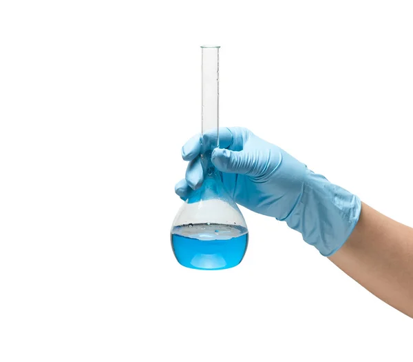 液体が青いワクチン 薬の開発である安全な青いゴム手袋中の薬の女性の手 白い背景に隔離された — ストック写真