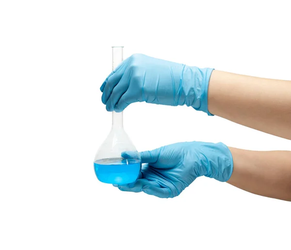 液体が青いワクチン 薬の開発である安全な青いゴム手袋中の薬の女性の手 白い背景に隔離された — ストック写真