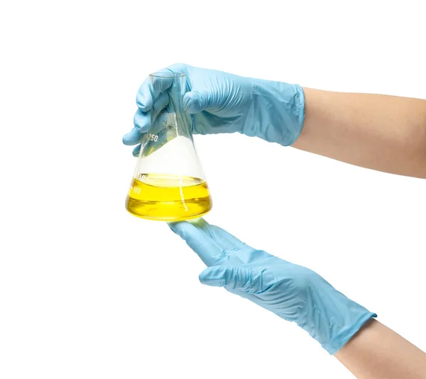 液体が黄色のワクチン 薬の開発である安全な青のゴム手袋中の薬の女性の手 白い背景に隔離された — ストック写真