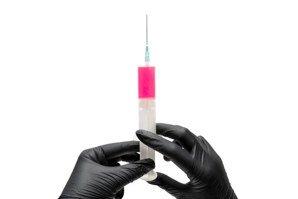 液体と注射器が赤いワクチン 病気の治療である安全な黒いゴム手袋で医療の女性の手 白い背景に隔離された — ストック写真