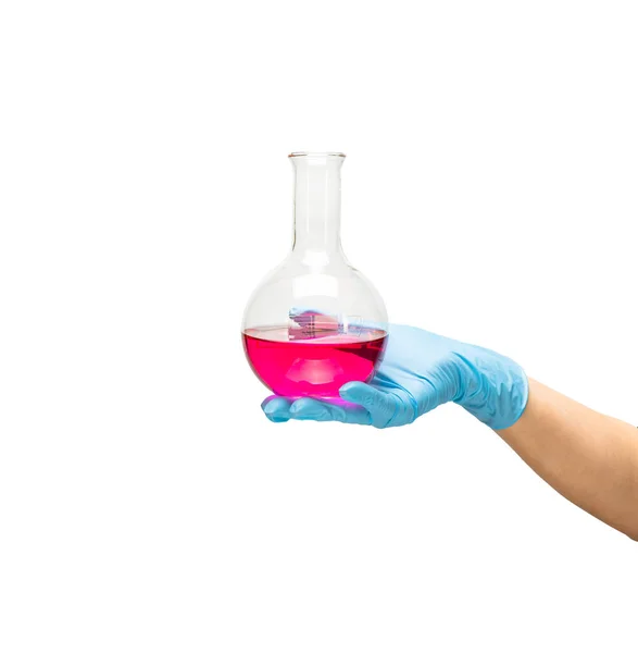 液体が赤いワクチン 薬の開発である安全な青いゴム手袋中の薬の女性の手 白い背景に隔離された — ストック写真